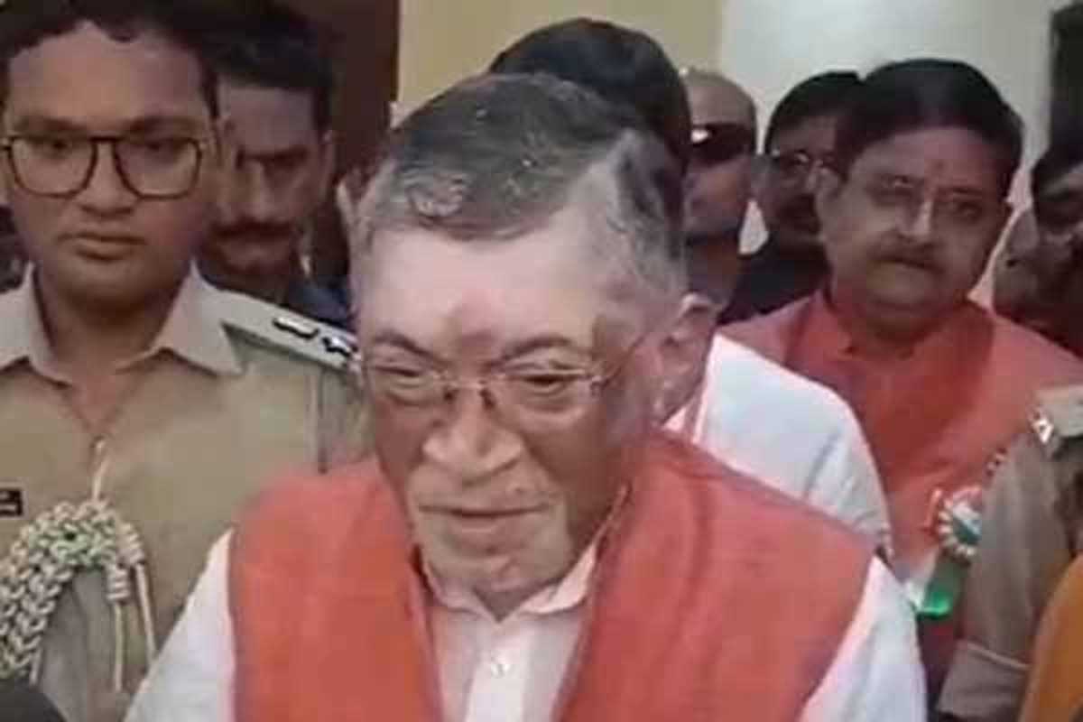 दुमका से रांची लौटने के क्रम में धनबाद में रुके झारखंड गवर्नर संतोष गंगवार